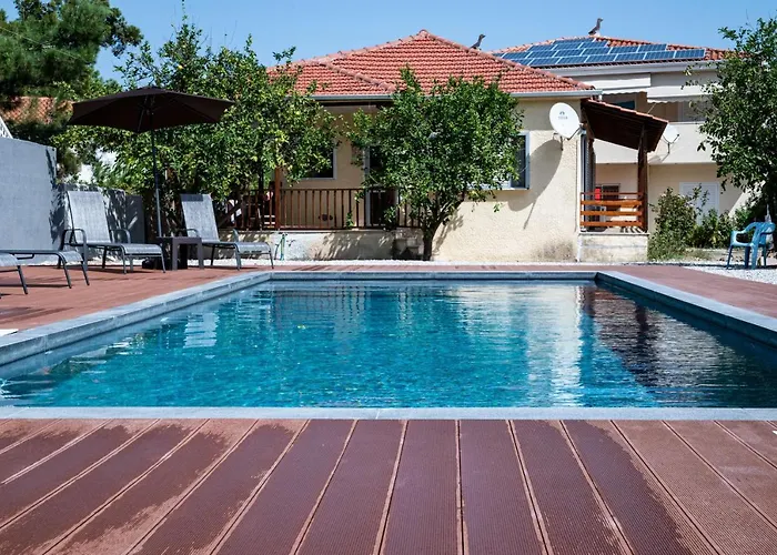 Elegant House By The Sea With Pool