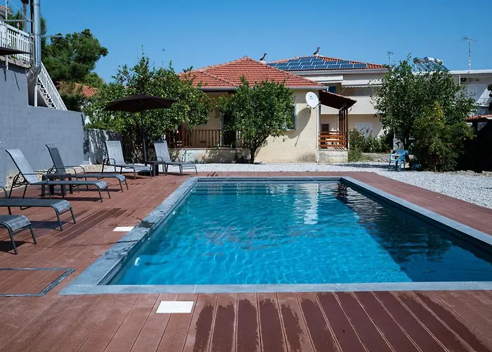 Elegant House By The Sea With Pool